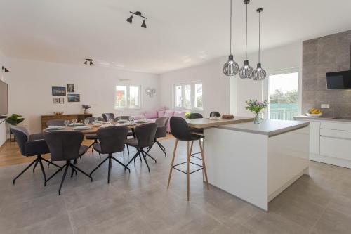 Villa Emanuela with heated private pool, BBQ