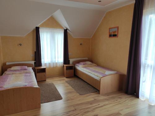 Ліжко або ліжка в номері Főnix Apartmanház