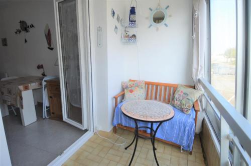- une petite table dans une petite pièce avec une table dans l'établissement Appartement avec loggia - Proche centre et plage, à Courseulles-sur-Mer