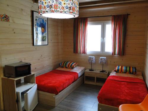 Giường trong phòng chung tại Wioska pod Kogutem