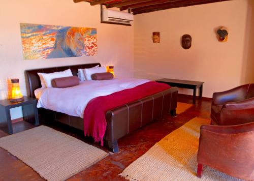 Кровать или кровати в номере Zebra Kalahari Lodge