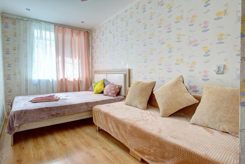 Een bed of bedden in een kamer bij Apartment on 50 Let Oktyabrya 45