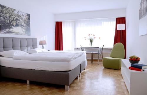 A bed or beds in a room at CITY STAY - Forchstrasse