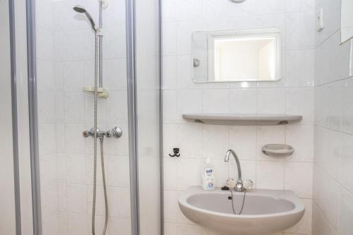 バラトンマーリアフュルドゥーにあるFamilia Nyaraló 47の白いバスルーム(シャワー、シンク付)