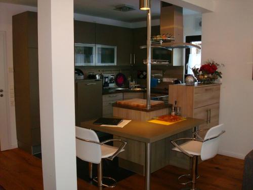a kitchen with a table and chairs in it at Ferienwohnung Krause in Oberammergau