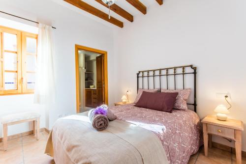 - une chambre avec un grand lit et une fenêtre dans l'établissement Ideal Property Mallorca - Barbera, à Alcúdia