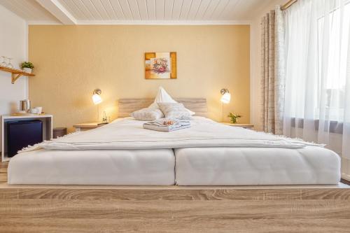 Ein Bett oder Betten in einem Zimmer der Unterkunft Pension Linde Prerow