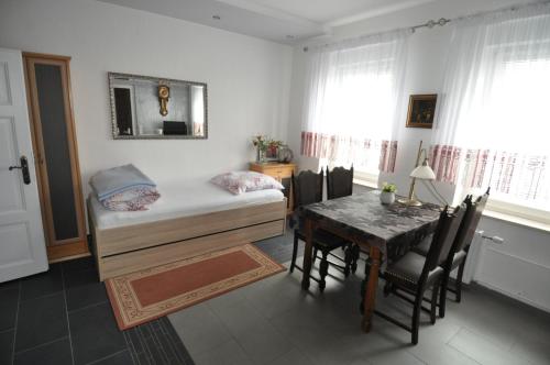 1 dormitorio con 1 cama y 1 mesa con comedor en Ferienwohnung Kuckucksnest, en Helmstedt