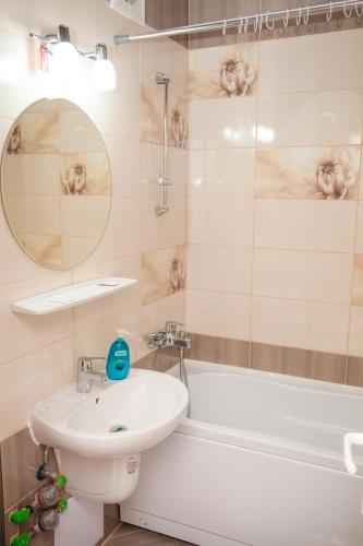 a bathroom with a sink and a toilet and a tub at Apartament Cora Centru Pitesti in Piteşti