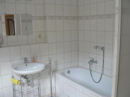 W łazience znajduje się umywalka, wanna i prysznic. w obiekcie Ferienwohnung Teubner w mieście Bockau