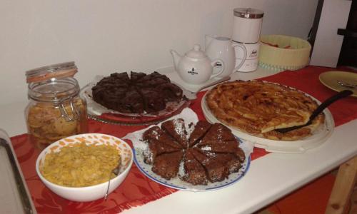 een tafel met verschillende soorten voedsel erop bij Le Castagne Matte in Stenico