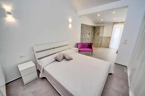 A bed or beds in a room at White House - Clasto