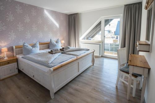 Säng eller sängar i ett rum på Ferienwohnungen Landhaus Meran