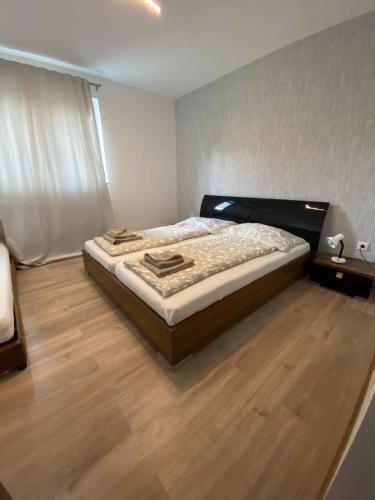 Schlafzimmer mit einem Bett und Holzboden in der Unterkunft city apartment in Graz