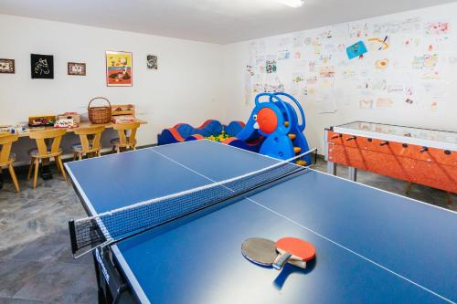 a ping pong table in a room with a ping pong racket at Residence Speckerhof in Maranza