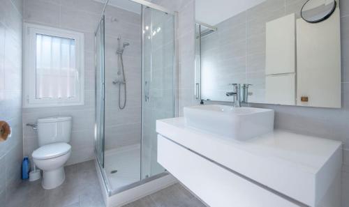 コマルガにあるR31 Casa MONICAのバスルーム(トイレ、洗面台、シャワー付)