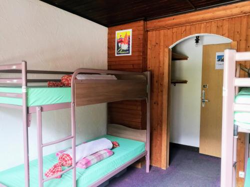 a bunk bed room with two bunk beds in it at Le Chamoniard Volant in Chamonix-Mont-Blanc