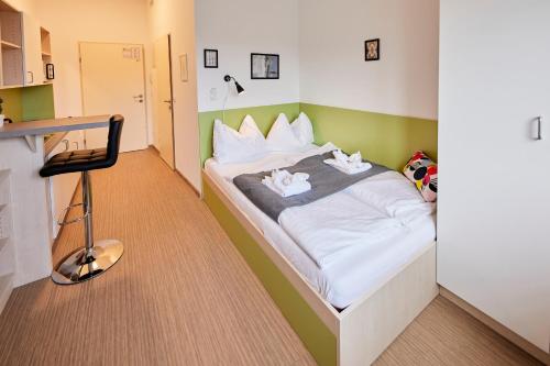 sypialnia z łóżkiem z dwoma ręcznikami w obiekcie I AM HOTEL im Living Campus w mieście Leoben
