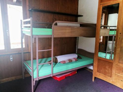 a bunk bed room with two bunk beds in it at Le Chamoniard Volant in Chamonix-Mont-Blanc