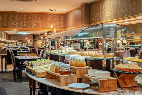 a bakery with a bunch of food on display at Slaviero Curitiba Centro in Curitiba