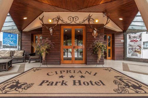 Cipriani Park Hotelに飾ってある許可証、賞状、看板またはその他の書類