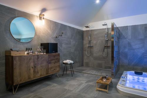 La salle de bains est pourvue d'une douche, d'un lavabo et d'un miroir. dans l'établissement Statek u Prahy, à Škvorec
