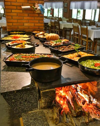 ソコロにあるHotel Fazenda Parque dos Sonhosのテーブルの上にさまざまな種類の食べ物が並んだビュッフェ