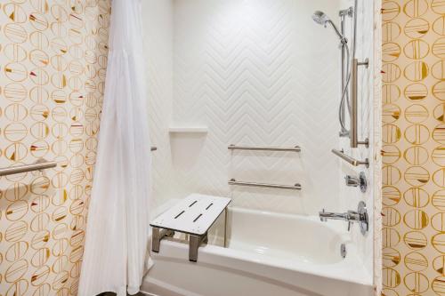 un bagno con vasca, WC e lavandino di Holiday Inn & Suites - Toledo Southwest - Perrysburg by IHG a Perrysburg