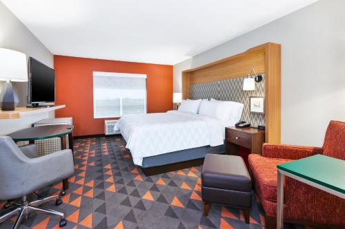 Rúm í herbergi á Holiday Inn & Suites - Toledo Southwest - Perrysburg, an IHG Hotel
