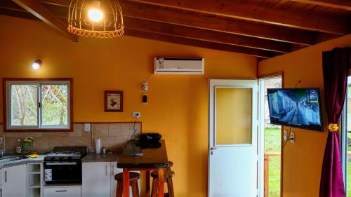 A kitchen or kitchenette at Cabaña Sol de Medianoche Delta Tigre