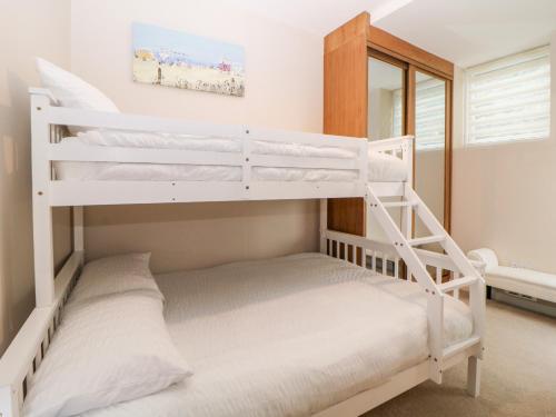 Bunk bed o mga bunk bed sa kuwarto sa Cove Cottage