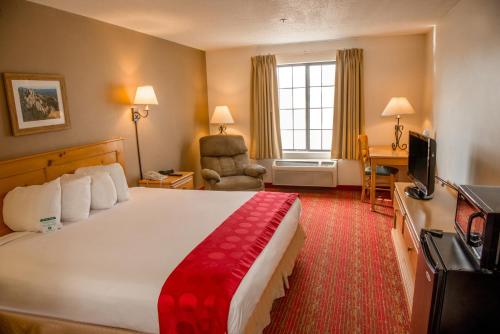 Ένα ή περισσότερα κρεβάτια σε δωμάτιο στο Summerset Hotel and Suites Rapid City West