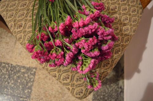 a bunch of pink flowers sitting on a couch at B&B Lady Cocca in Savio di Ravenna