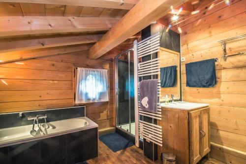 y baño con bañera y lavamanos. en Chalet Macha, en Chamonix-Mont-Blanc