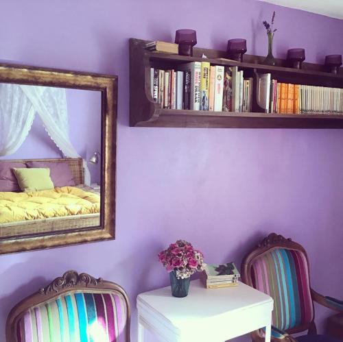een kamer met een spiegel, een tafel en een bed bij Chambres d Hôtes Les Filles Tresy in Passenans