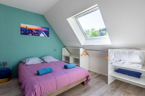 a bedroom with a bed and a window at Le 201-GregIMMO-Appart'Hôtel in Audincourt