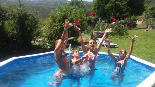 un grupo de chicas en una piscina en Casa Rural Basajarau, en Yosa de Sobremonte