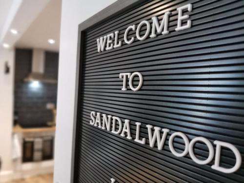 uma porta de garagem com as palavras bem-vindos a Samalaollywood em Sandalwood Apartment - Saltburn by the Sea em Saltburn-by-the-Sea