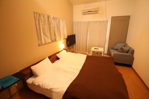 A bed or beds in a room at Espor Shinmachi simple accommodation / Vacation STAY 81089