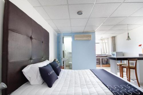 库利亚坎My Suite Ejecutiva的卧室里有一张带大床的大床