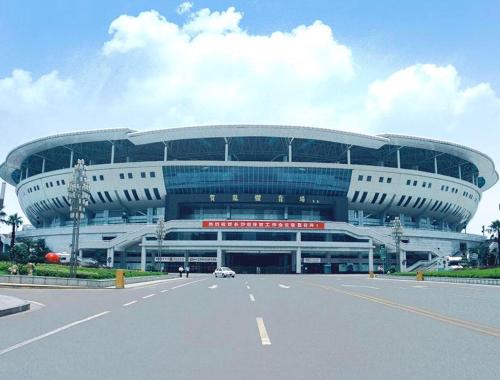 un gran edificio con una carretera delante en 7Days Inn Changsha Houjiatang Yali High School, en Changsha