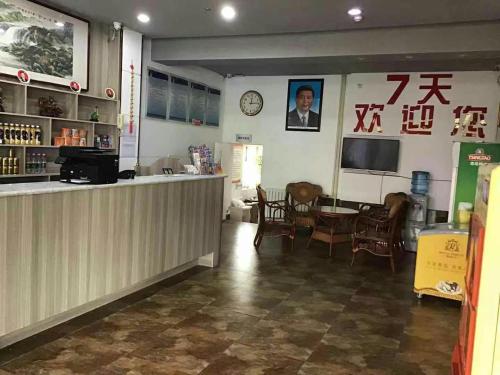 een restaurant met een bar en een tafel en stoelen bij 7days Inn·Zibo Zhoucun Taoyuan Ginza Branch in Zibo