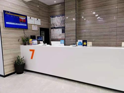 a white counter with a on it in a building at 7Days Inn Qingzhou Pingzhangfu Store in Weifang