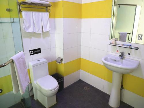 a bathroom with a toilet and a sink at 7Days Inn Qingzhou Pingzhangfu Store in Weifang