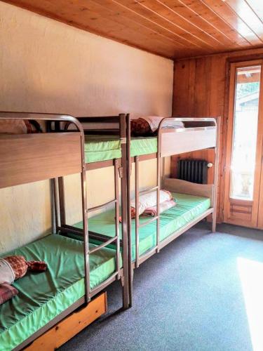 a room with two bunk beds and a window at Le Chamoniard Volant in Chamonix-Mont-Blanc