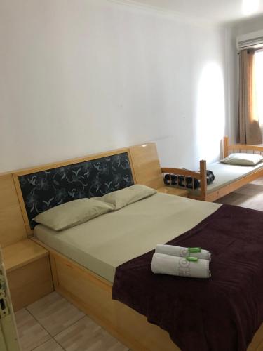 1 dormitorio con 1 cama con 2 toallas en Hotel Barão en São Paulo