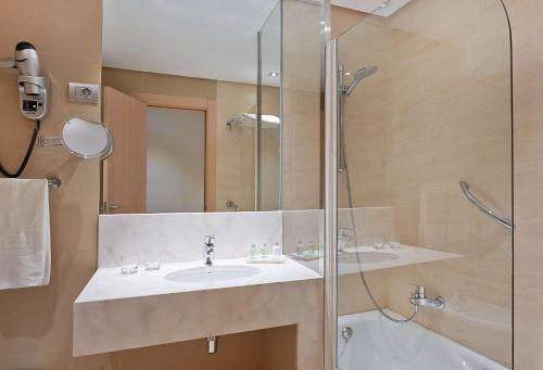 Bathroom sa NH Bilbao Deusto