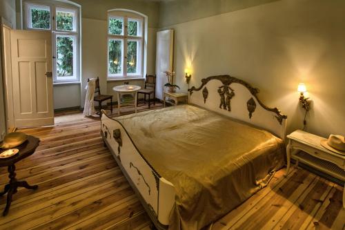 sypialnia z dużym łóżkiem, stołem i krzesłami w obiekcie Pension Friedrich-Wilhelm w Berlinie