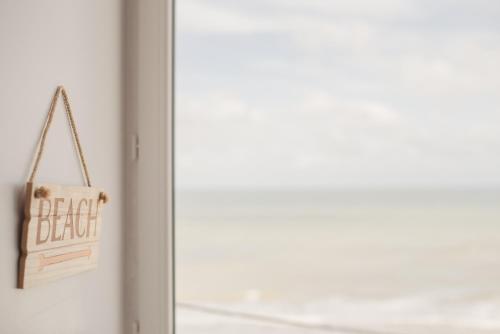 an open door with a sign that reads break dart at Les Chambres d'Hôtes de la Mer in Merlimont
