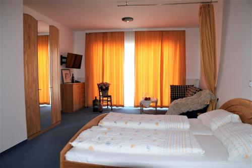 1 Schlafzimmer mit 2 Betten und einem großen Fenster in der Unterkunft Gasthof & Gästehaus Trummer in Horitschon